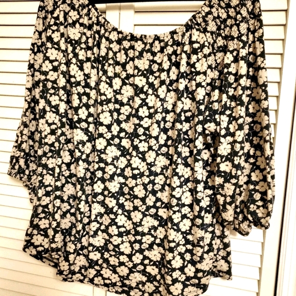 Lauren Ralph Lauren Tops - 💥Ralph Lauren over-the-shoulders  blouse 3 x